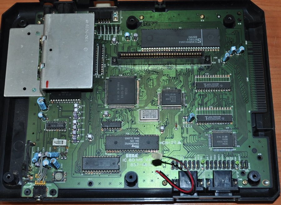 Sega Mega Drive/Genesis (Model 1) — placa instalada no gabinete, com blindagem de RF