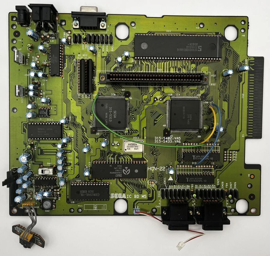 Sega Mega Drive/Genesis (Model 1) — placa modificada, com LEDs e fios adicionados