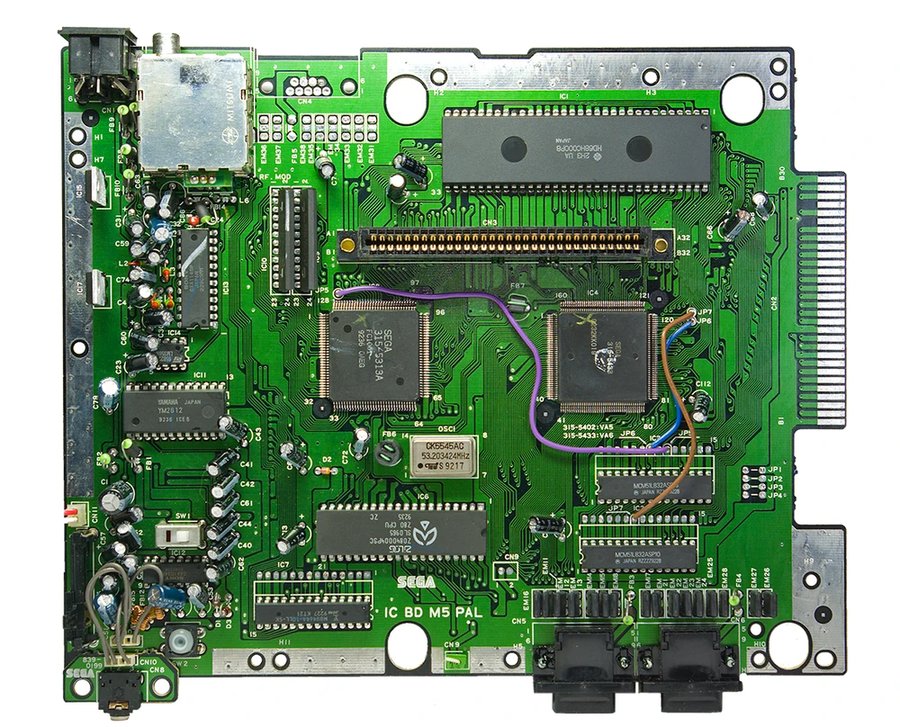 Sega Mega Drive (Model 1) — placa modificada com fios de reparo, PAL