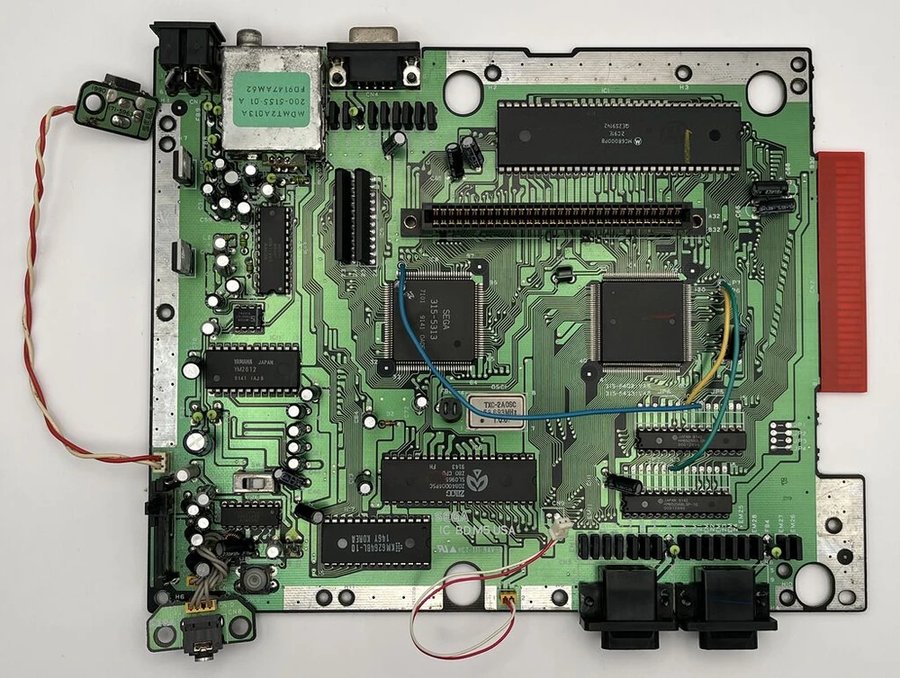 Sega Genesis (Model 1) — outra placa modificada com fios de reparo, EUA