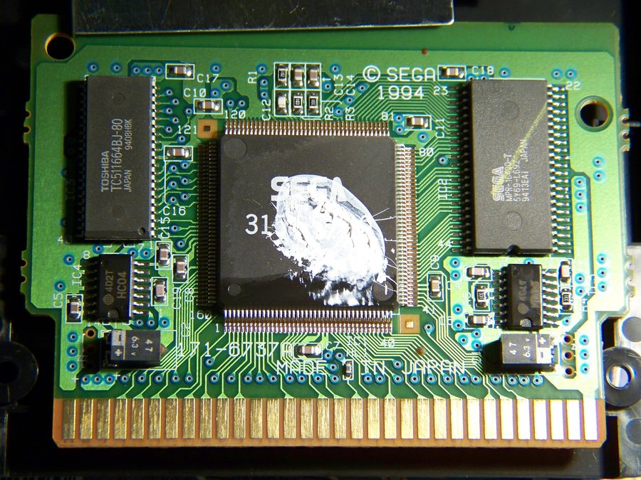 Foto do interior do cartucho de Virtua Racing, mostrando o chip SVP (Sega Virtua Processor)