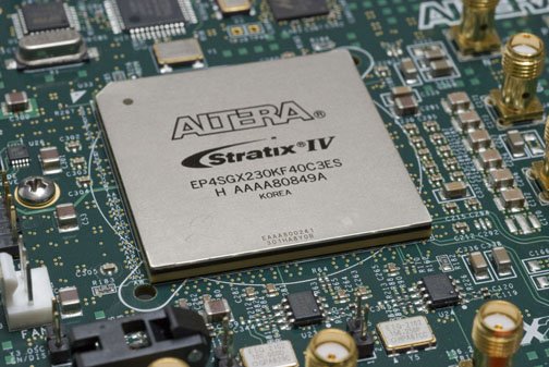 Um chip FPGA real (Altera Stratix IV) soldado em uma placa